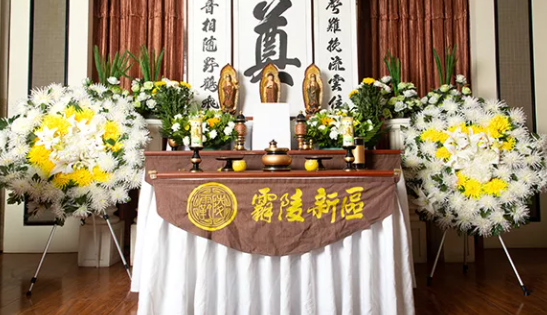 鮮花祭祀是一種為了表達哀悼、惋惜、懷念