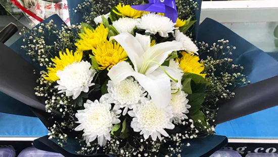 鮮花祭祀是一種為了表達哀悼、惋惜、懷念